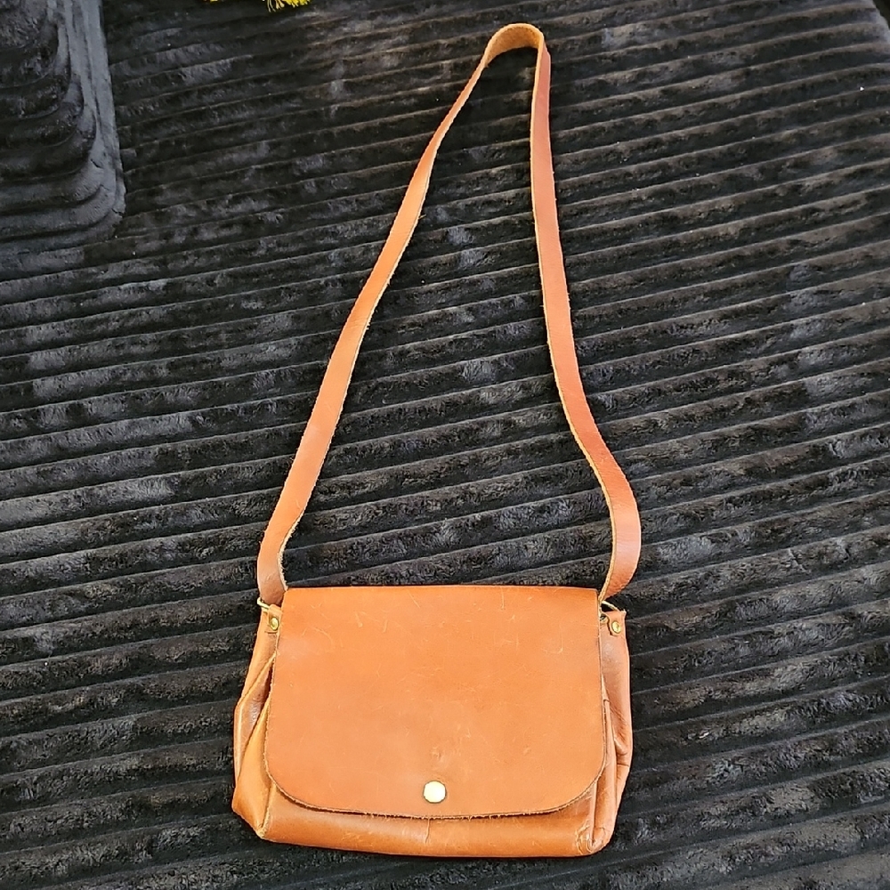 Elegant Tan Leather Shoulder Bag
